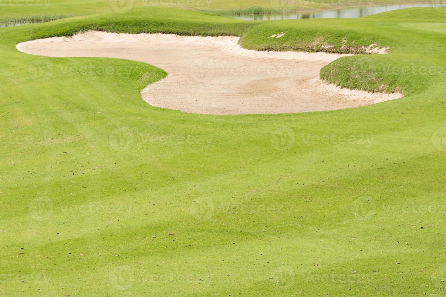 zandbunker op de prachtige golfbaan foto