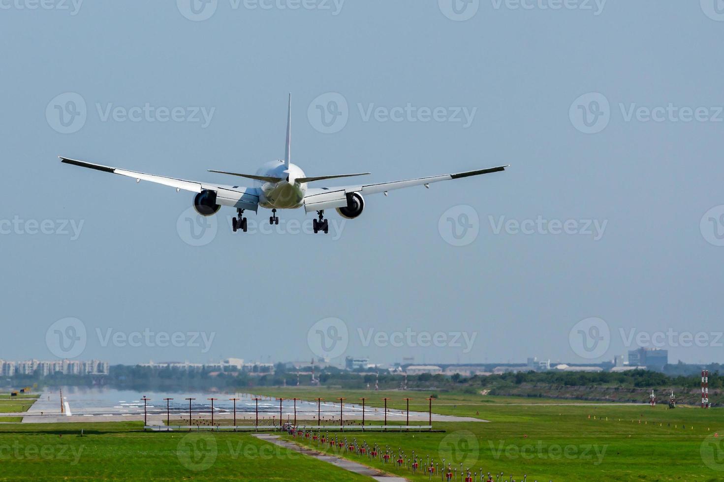 commercieel vliegtuig dat op baan in luchthaven landt foto