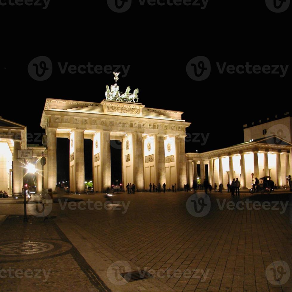 brandenburger tor berlijn bij nacht foto