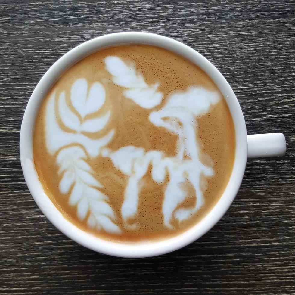 bovenaanzicht van een mok latte art koffie. foto