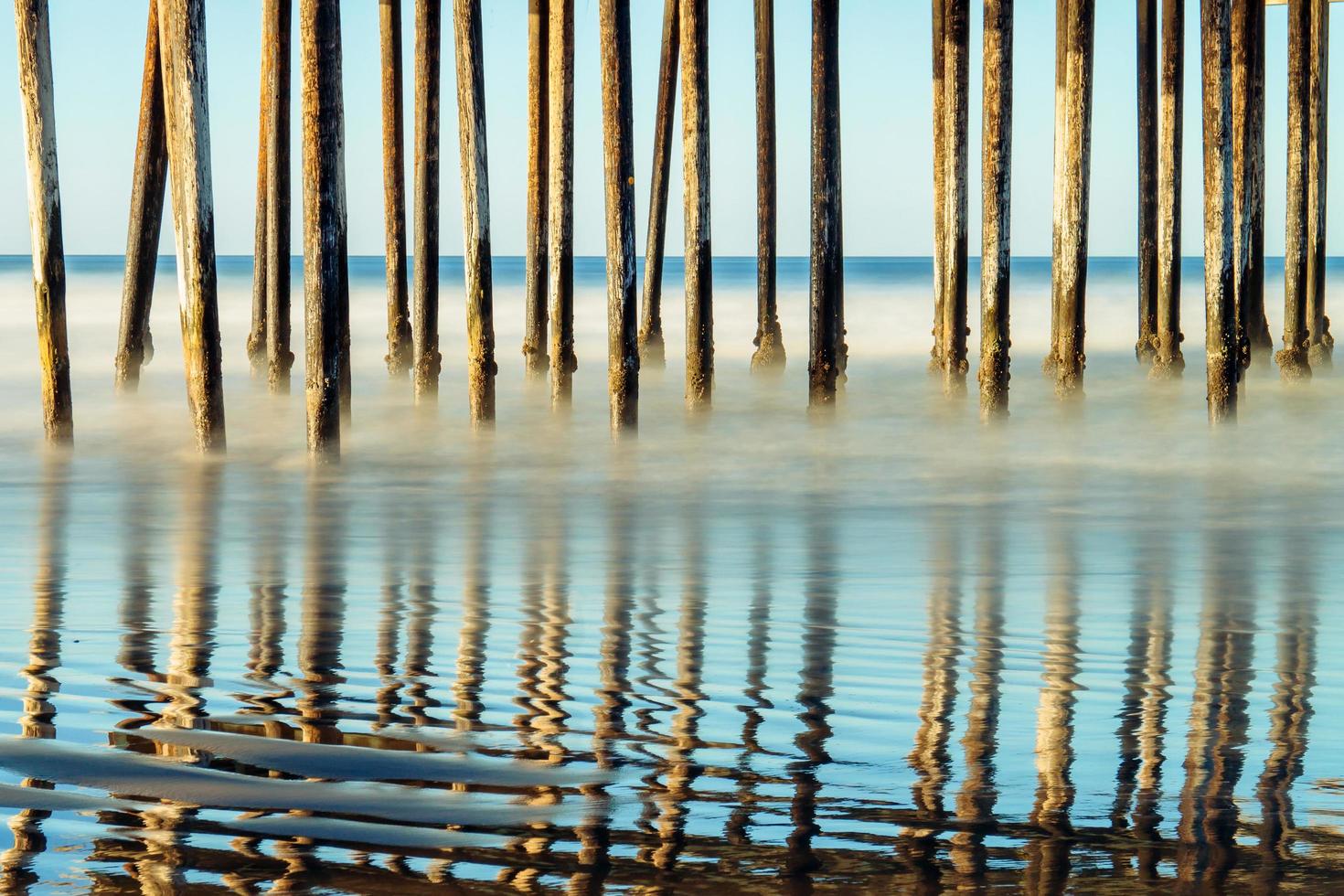 oude pier op het strand. foto