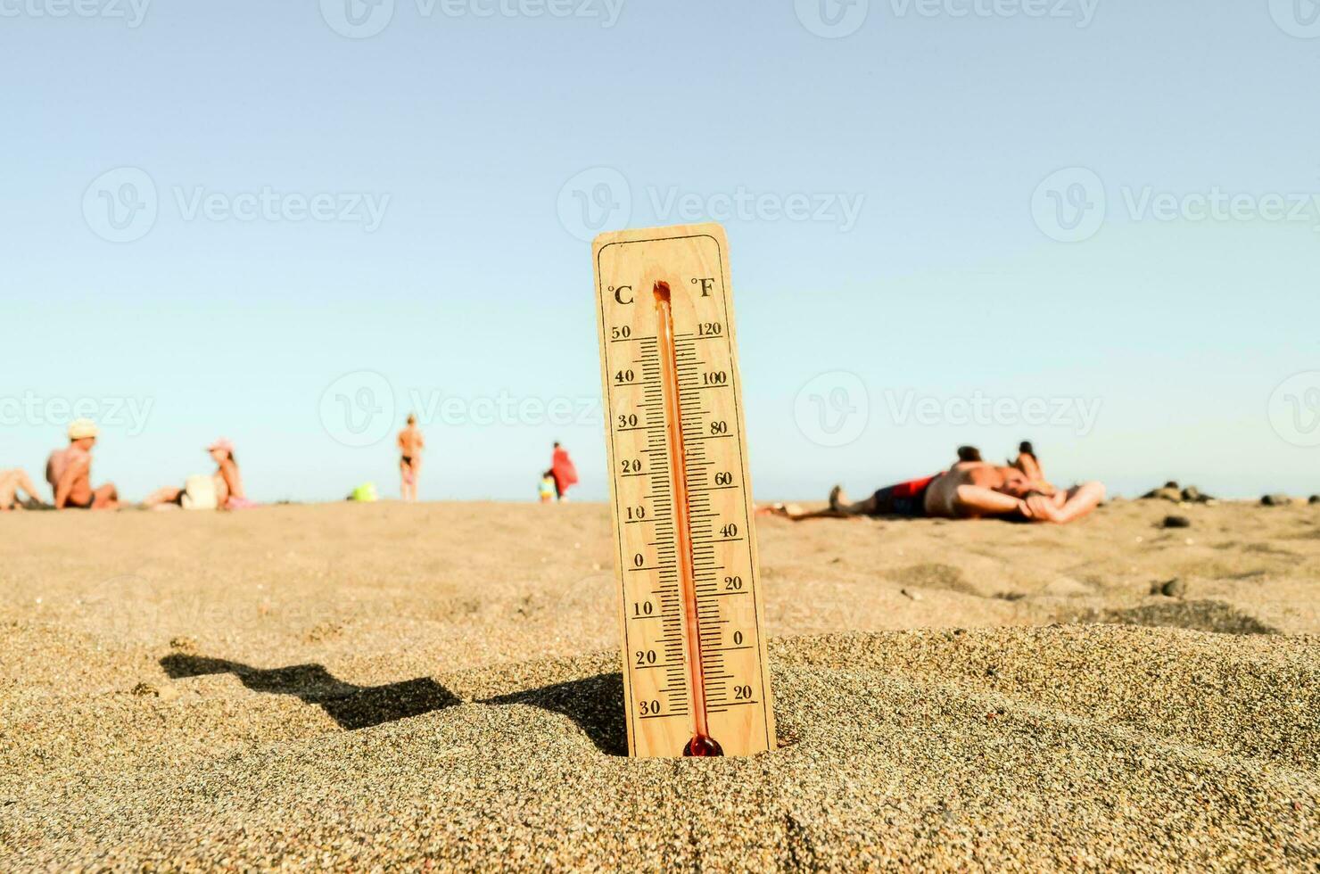 een thermometer in de zand foto