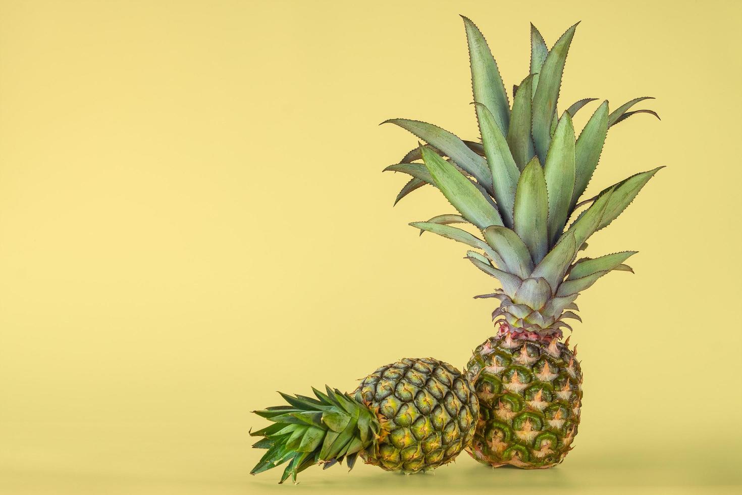 ananas fruit geïsoleerd op gele achtergrond. foto