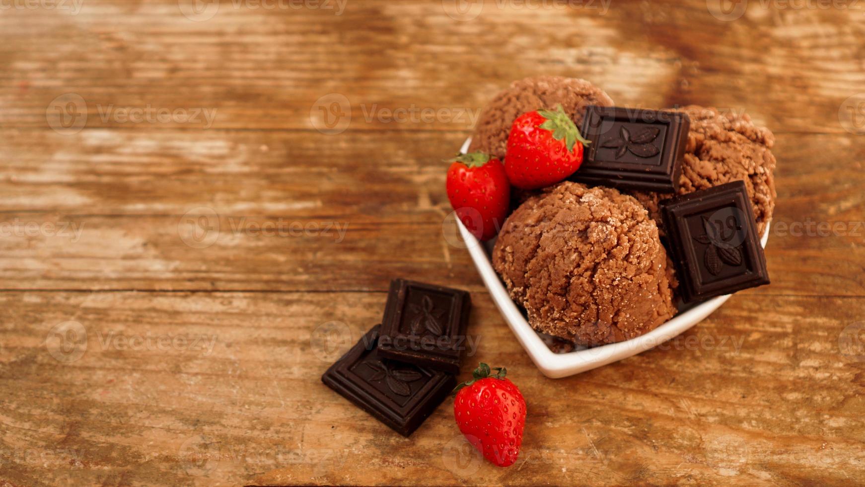 chocoladeroomijs in een kom. dessert gedecoreerd met chocolade foto