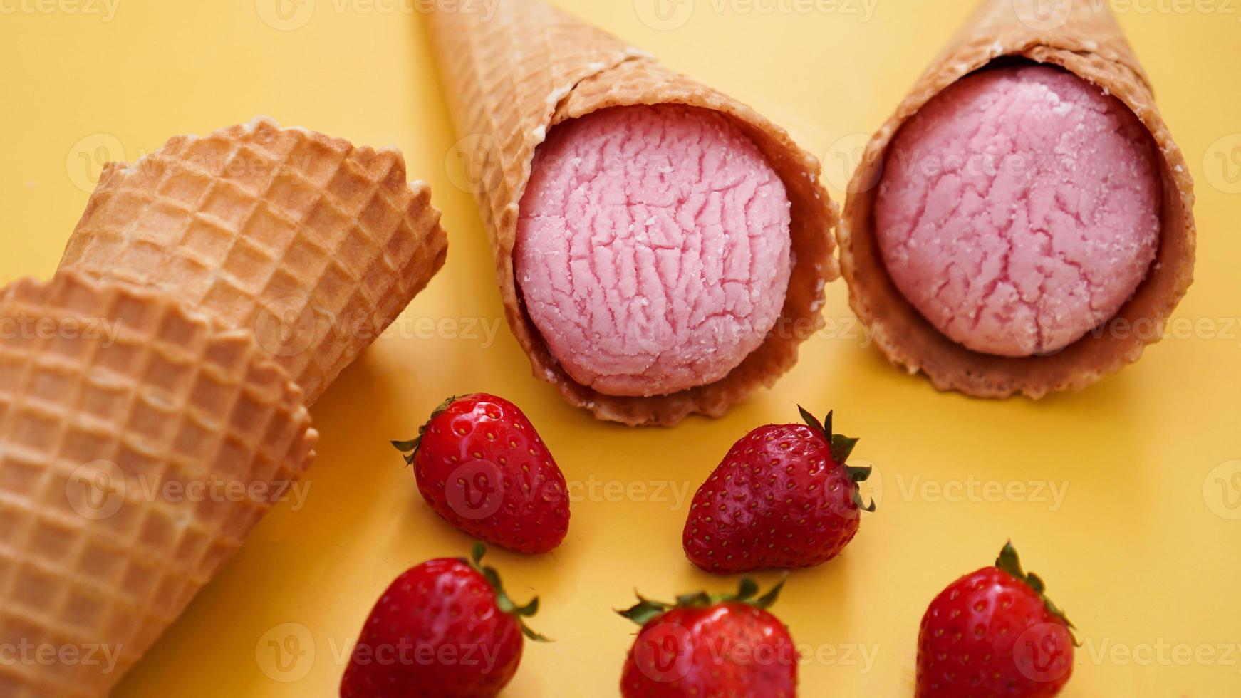 Aardbeienroomijs in een wafelkegel. Softijs foto