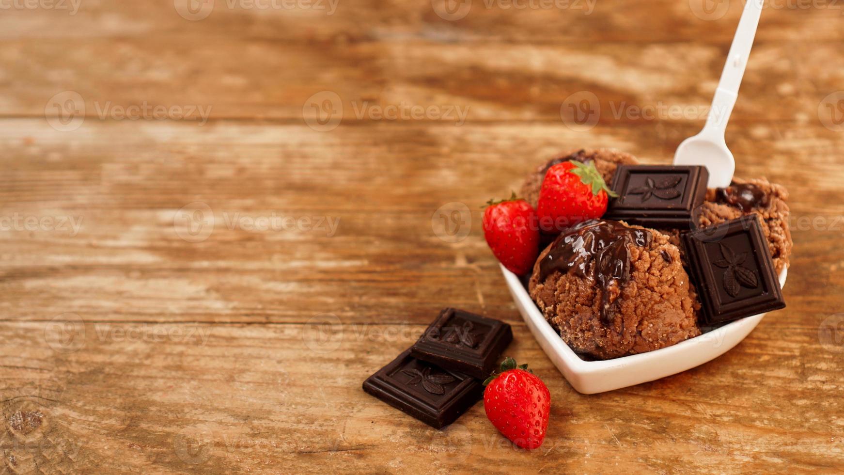 chocoladeroomijs in een kom. dessert gedecoreerd met chocolade foto