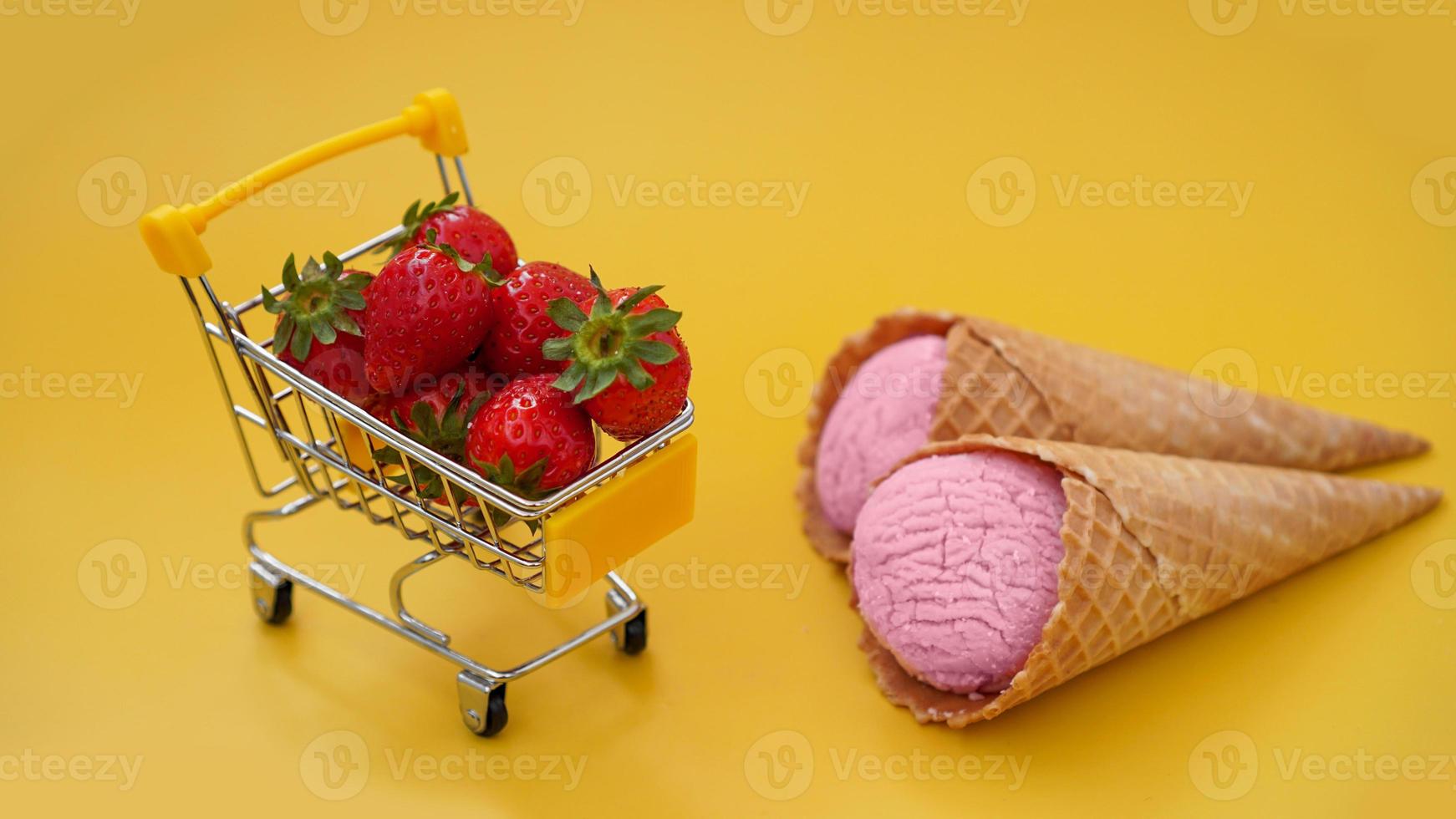 verse aardbeien in een winkelwagen en aardbeienijs foto
