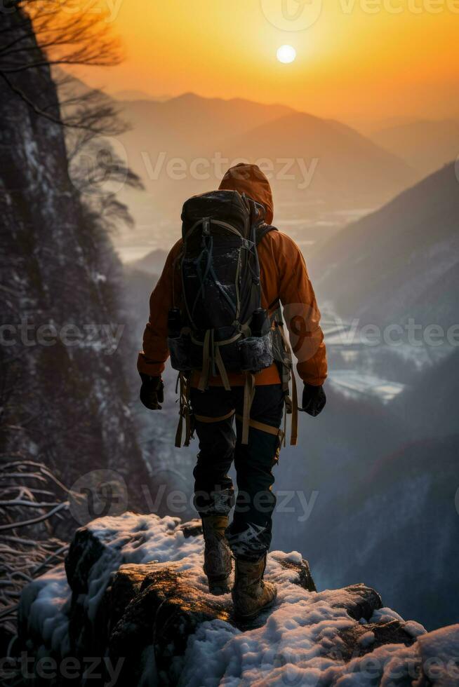 volhardend klimmer weerspiegelt emotie temidden van vermoeiend reis Aan bevriezing waterval foto