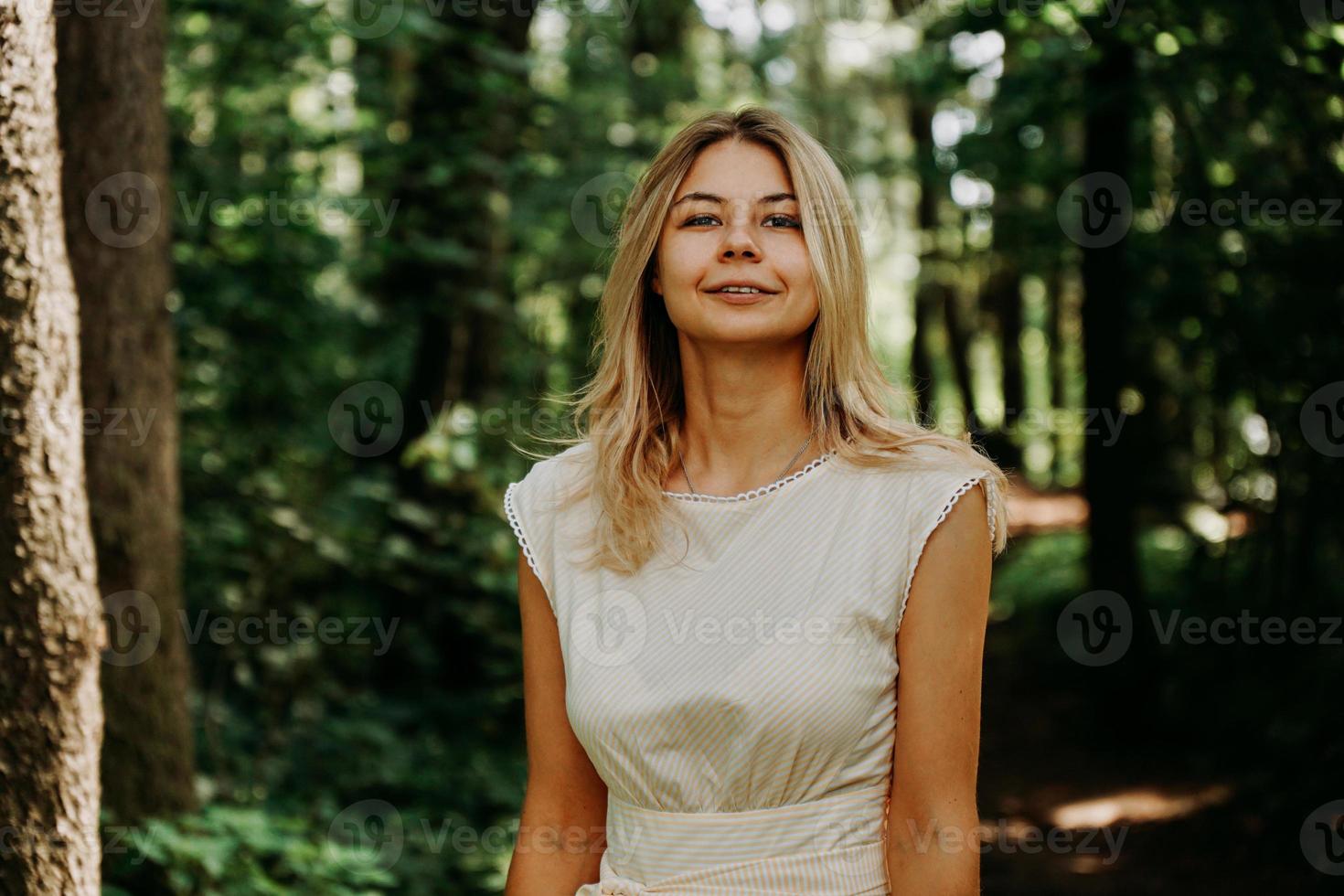 aantrekkelijke jonge vrouw genieten van haar tijd buiten in het park. foto