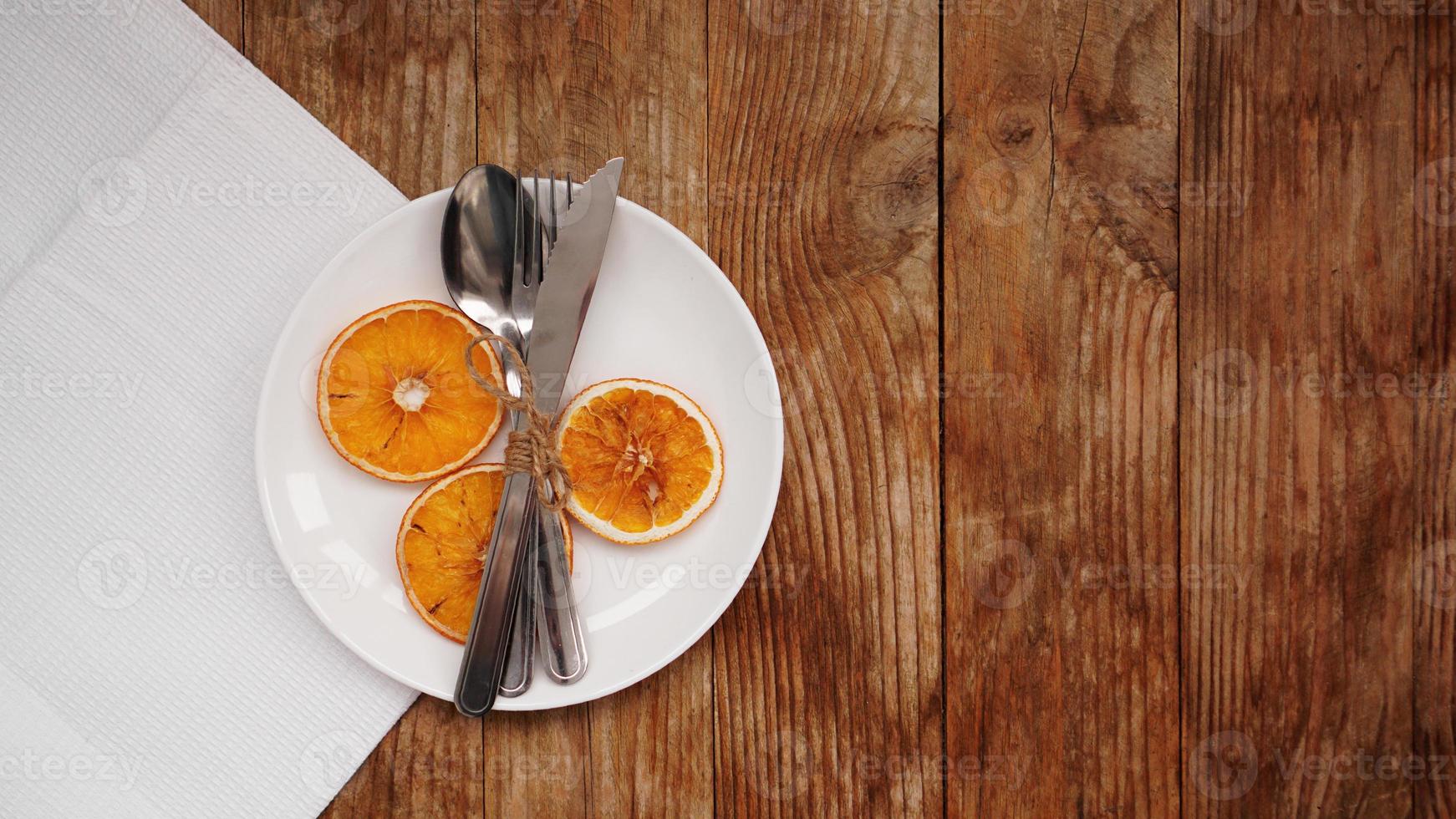 bovenaanzicht van de instelling van de valtafel over houten tafel met kopieerruimte foto