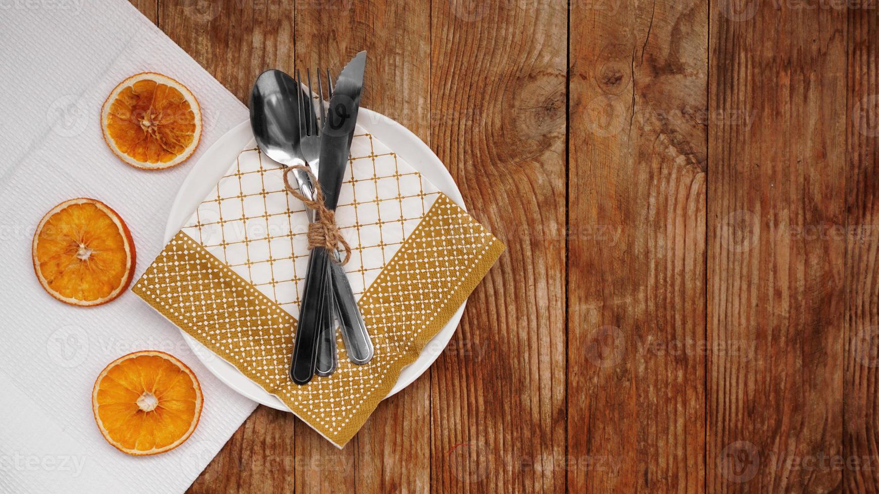 bovenaanzicht van de instelling van de valtafel over houten tafel met kopieerruimte foto