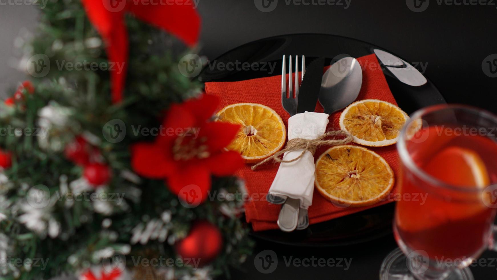 setting voor feestelijk kerstdiner op zwarte tafel met decoratie foto