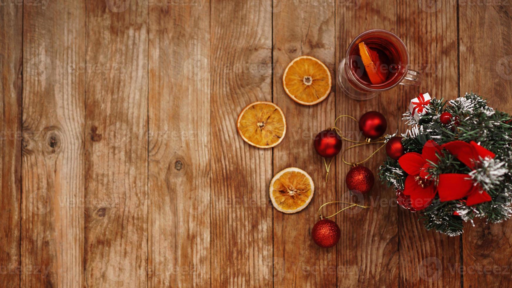 Kerst glühwein in glazen beker op een houten tafel foto