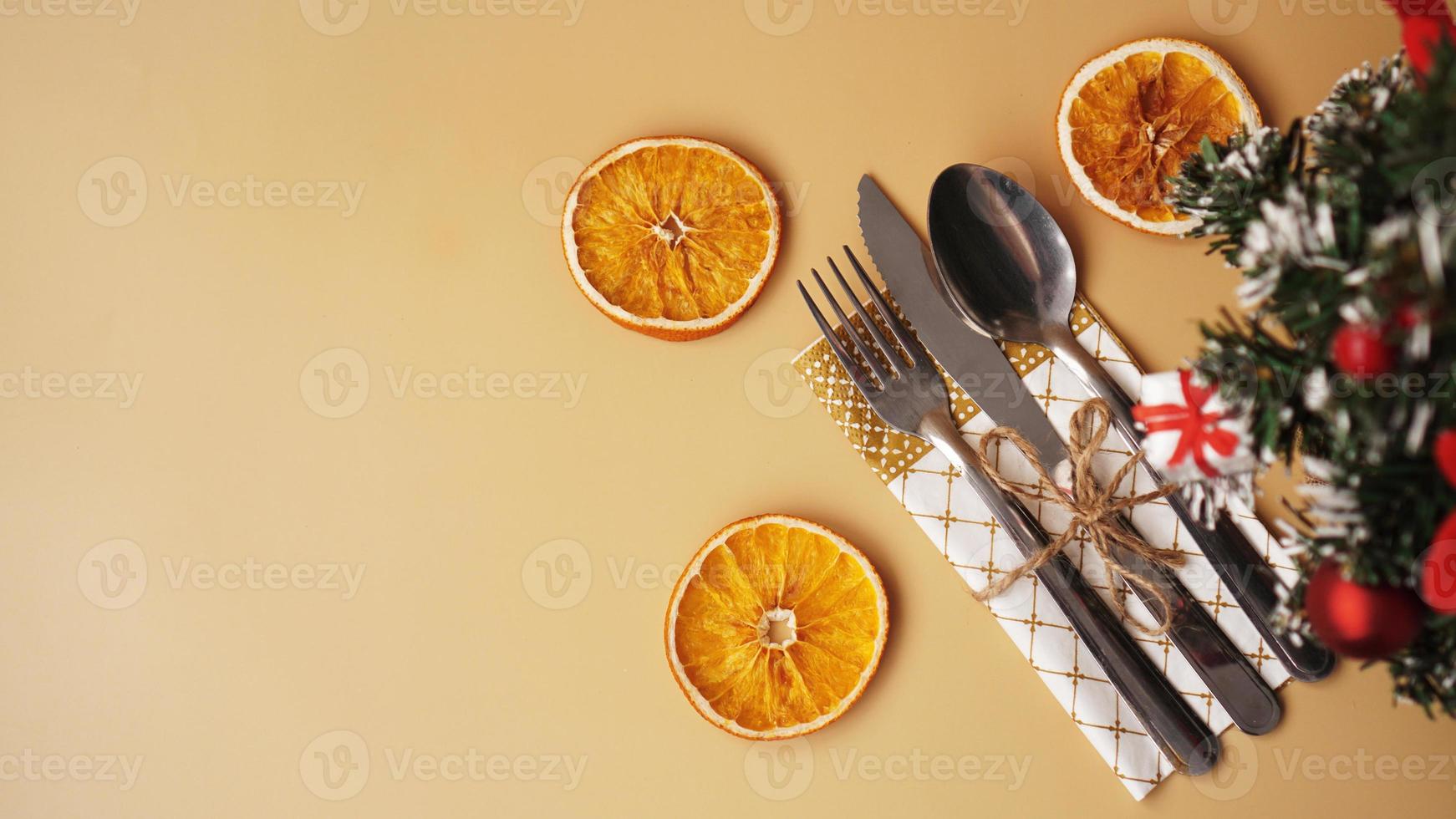 setting voor feestelijk kerstdiner op gouden tafel met decoratie foto