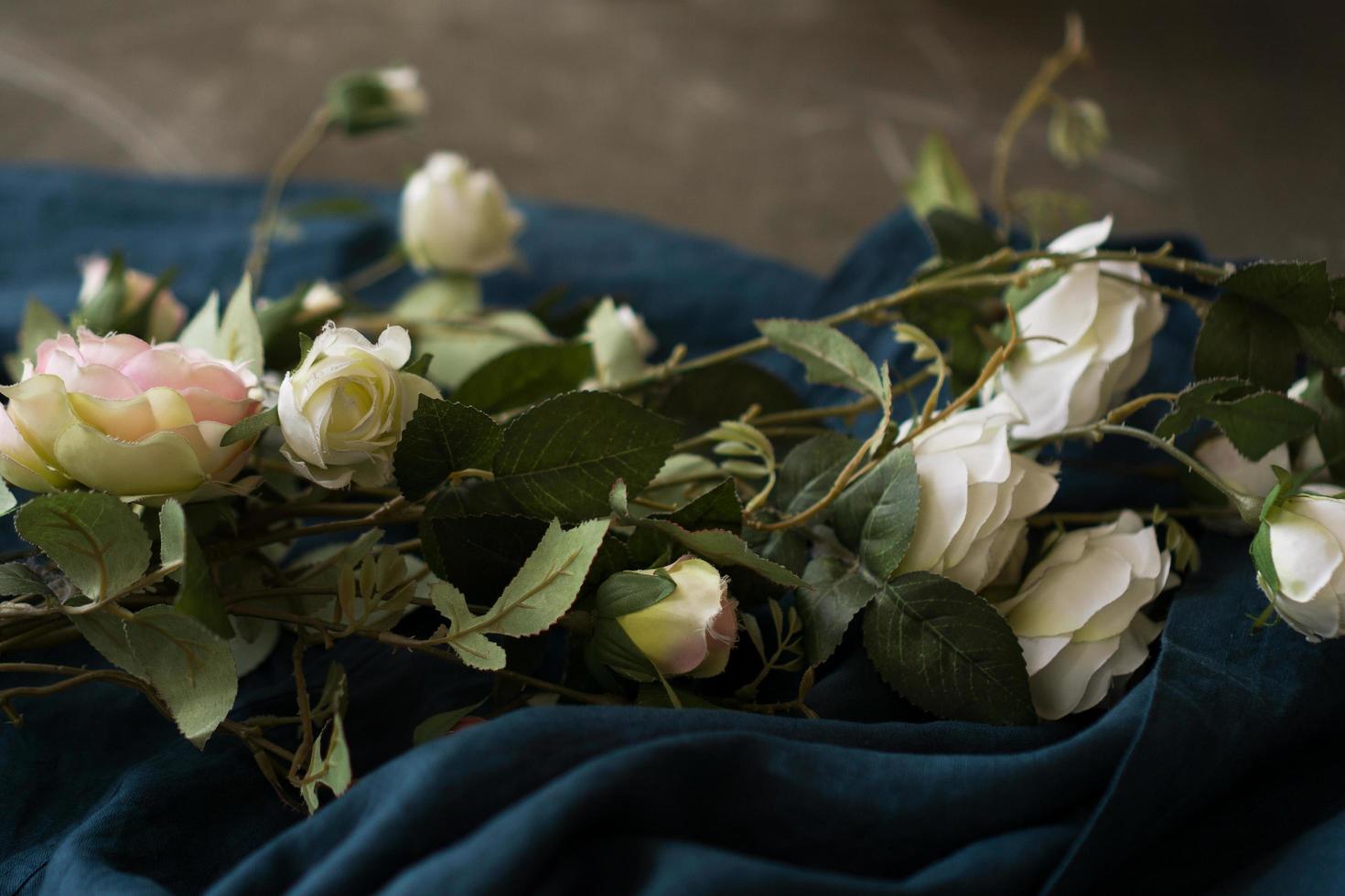 witte bloemen op de blauwe stoffenachtergrond foto