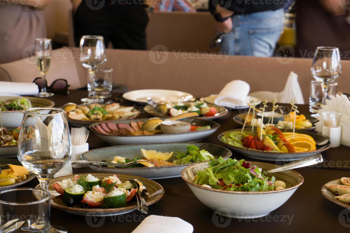 geserveerd voor een feesttafel. veel eten foto