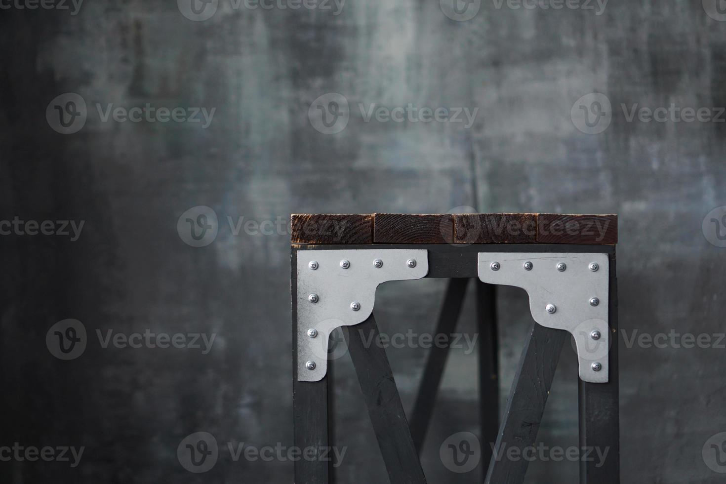 houten tafel met metalen inzetstukken. loft stijl tafel foto