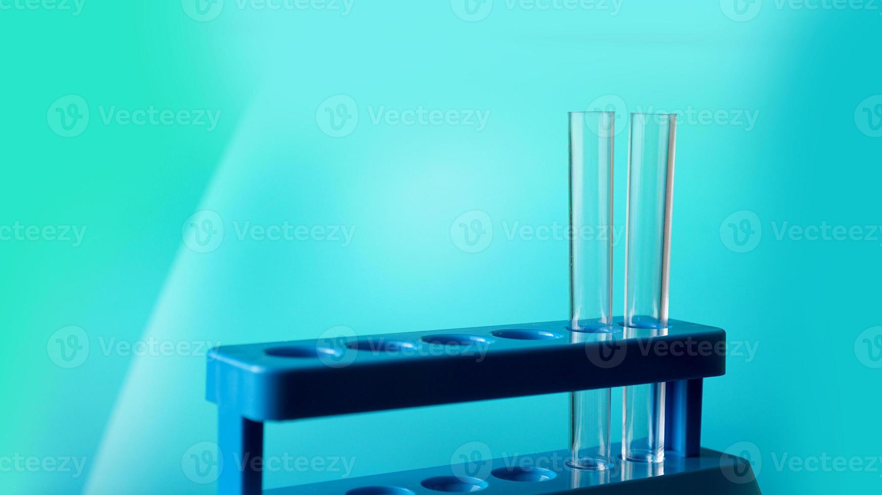 reageerbuisjes op een blauwe standaard tegen een blauwe achtergrond foto