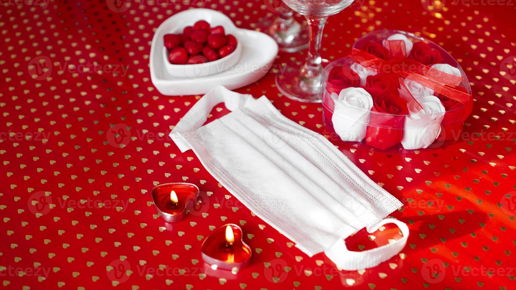 Valentijnsdag concept tafel. romantisch diner met medisch masker foto