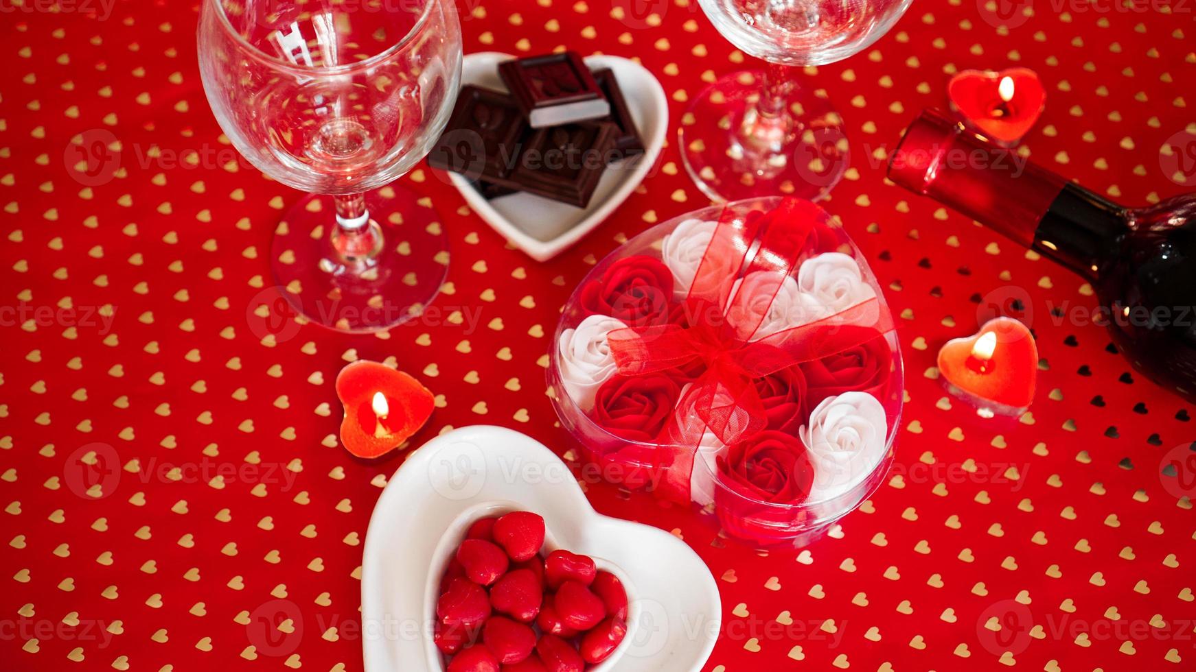 Valentijnsdag. fles wijnstok, glazen, rode rozen foto