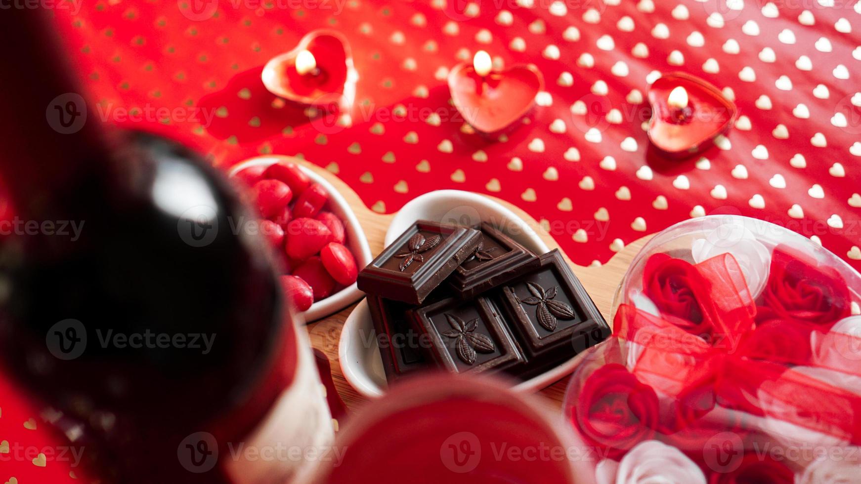 chocolaatjes en snoepjes op hartvormige borden foto
