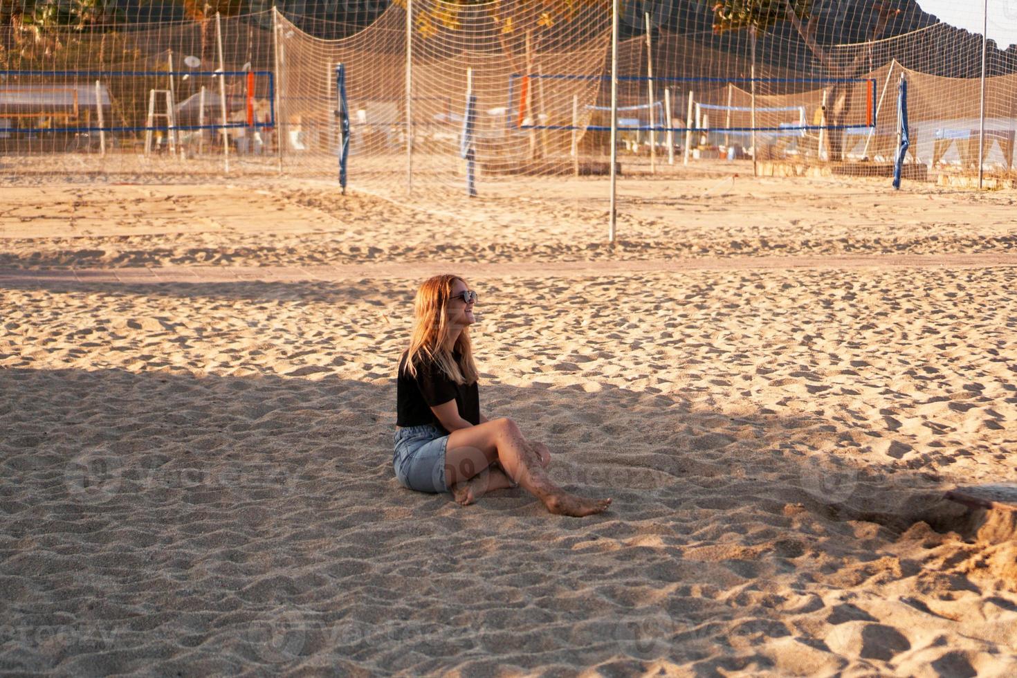 vrouw op het zomerstrand op een warme dag foto