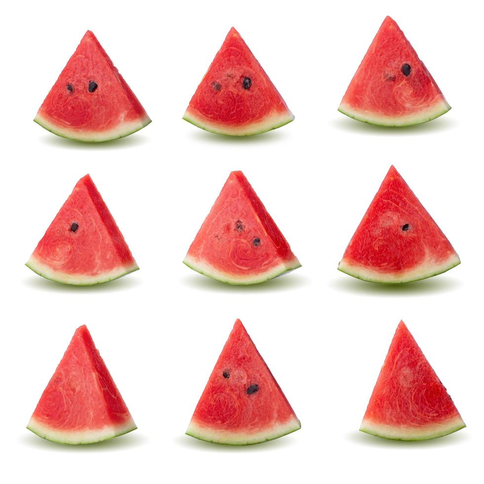 Plakje rijpe rode watermeloen plak geïsoleerd op een witte achtergrond foto