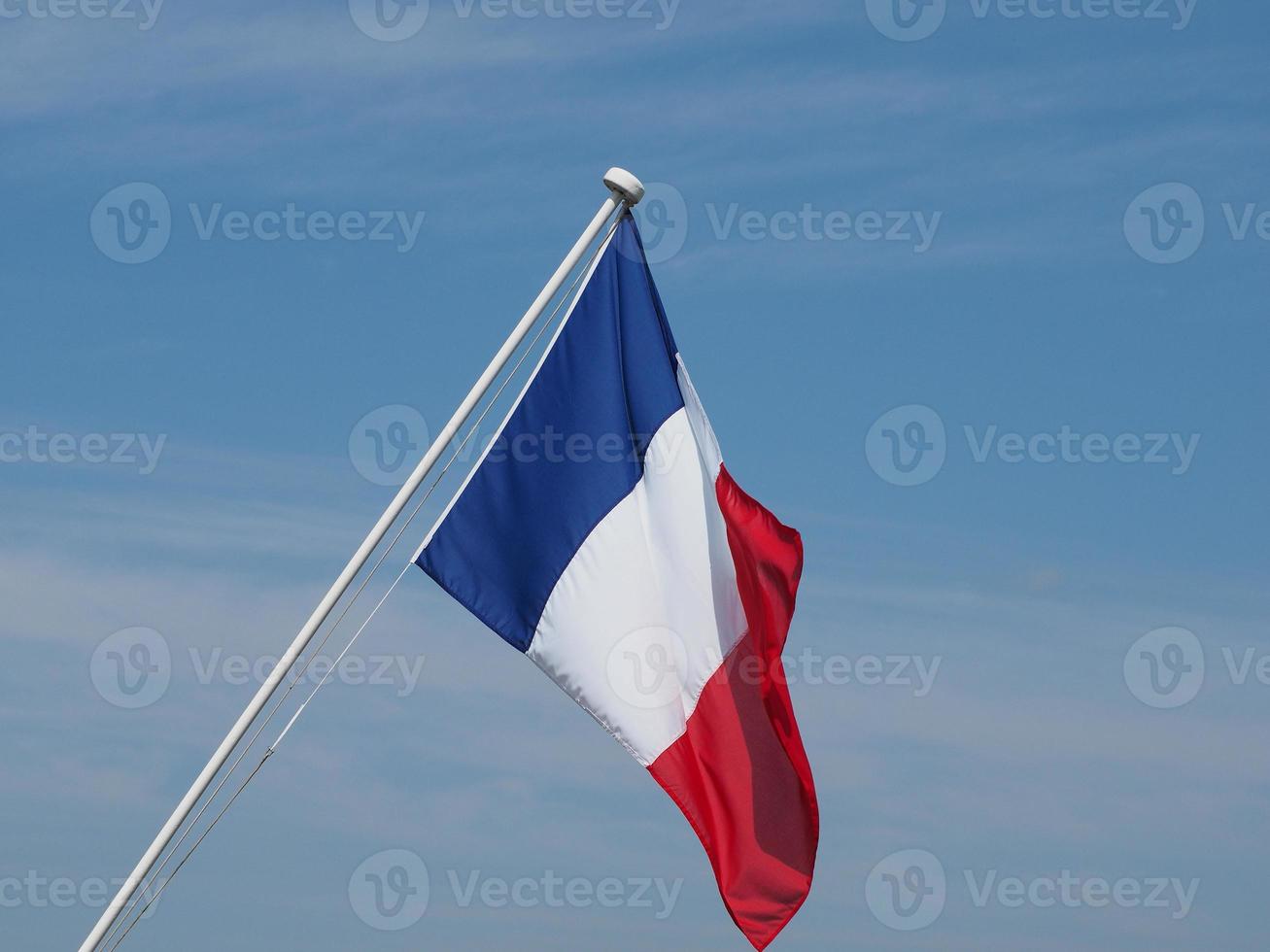 franse vlag van frankrijk over blauwe lucht foto