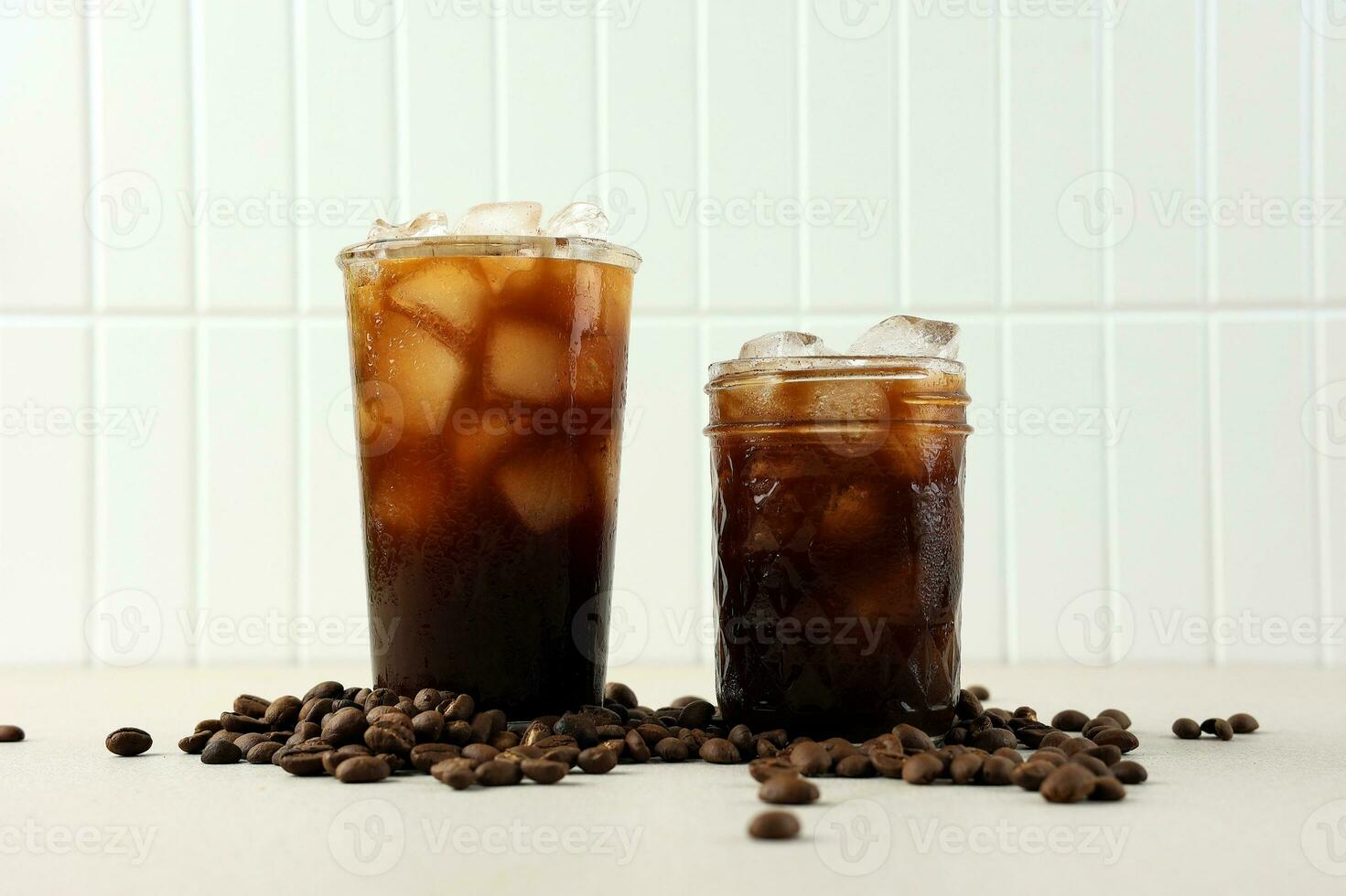 twee glas bevroren zwart koffie met koffie Boon O foto