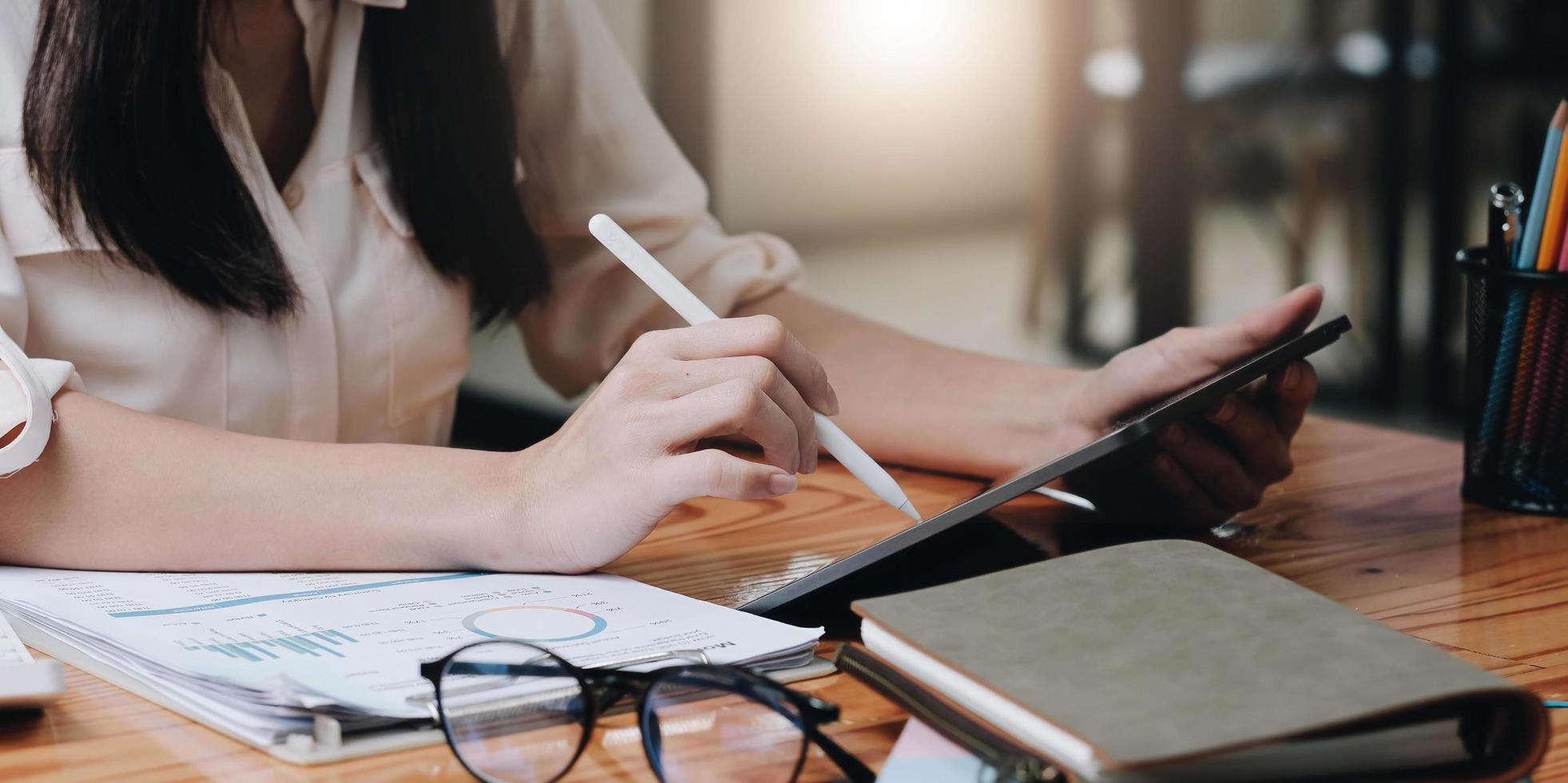 zakenvrouw wijst op grafiekrapport naar analyse tijdens het gebruik van tablet foto