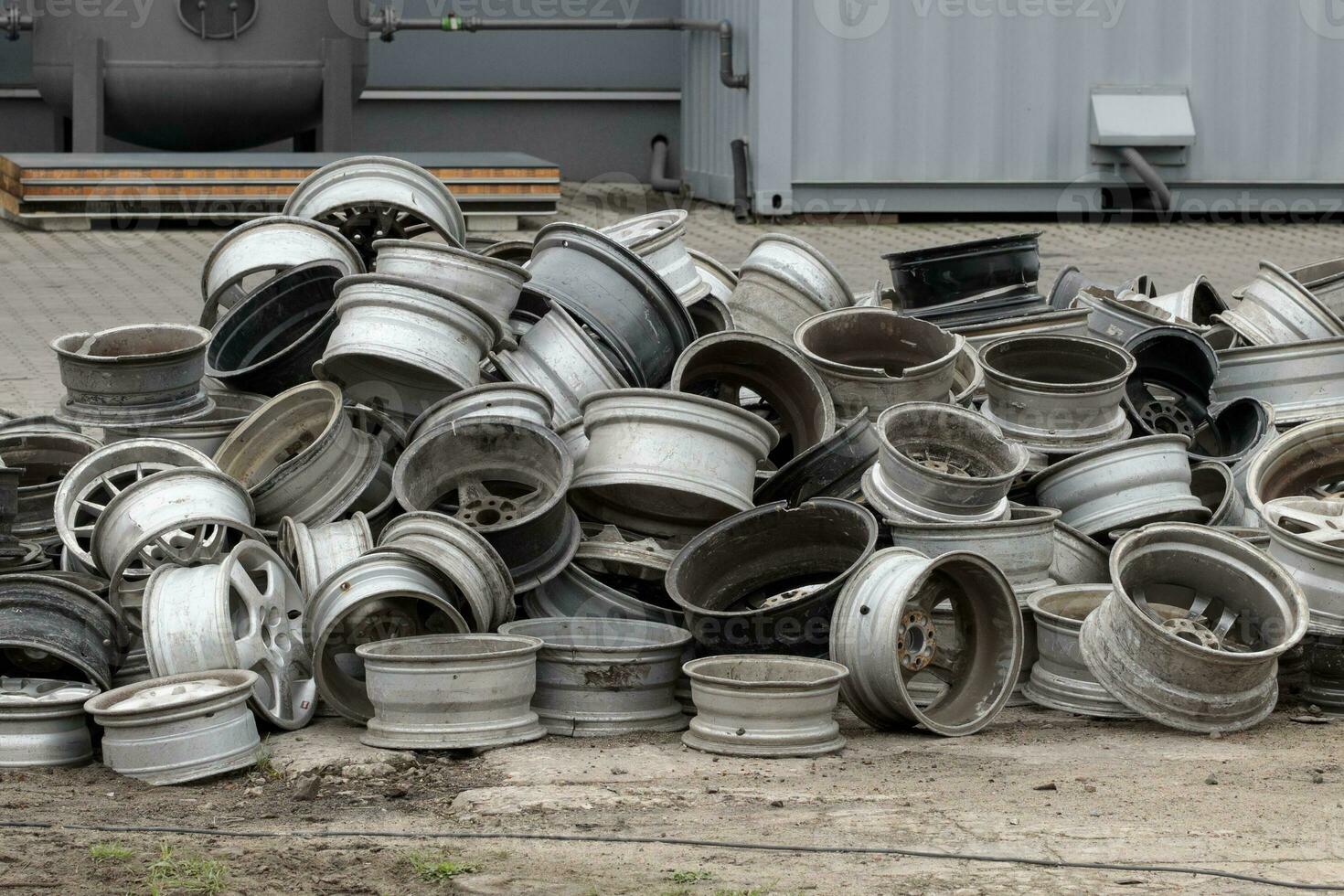 oud auto velgen stapel Bij schroothoop autokerkhof. stack van oud weggegooid wielen, metaal recycling industrie. foto