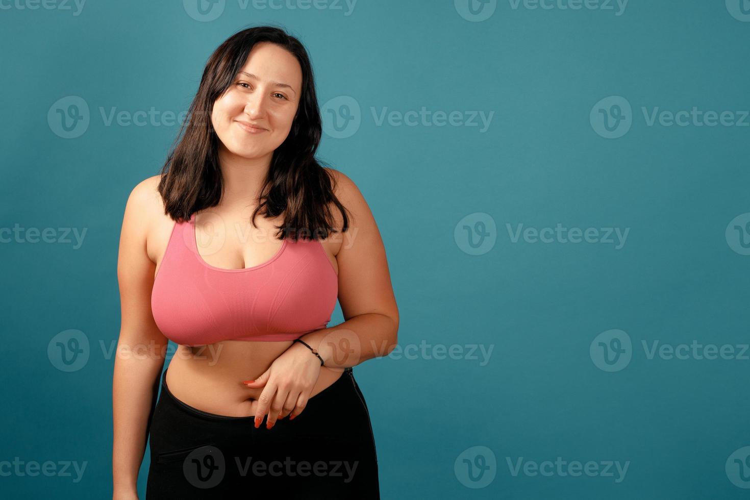 gelukkige plus size positieve vrouw in studio foto