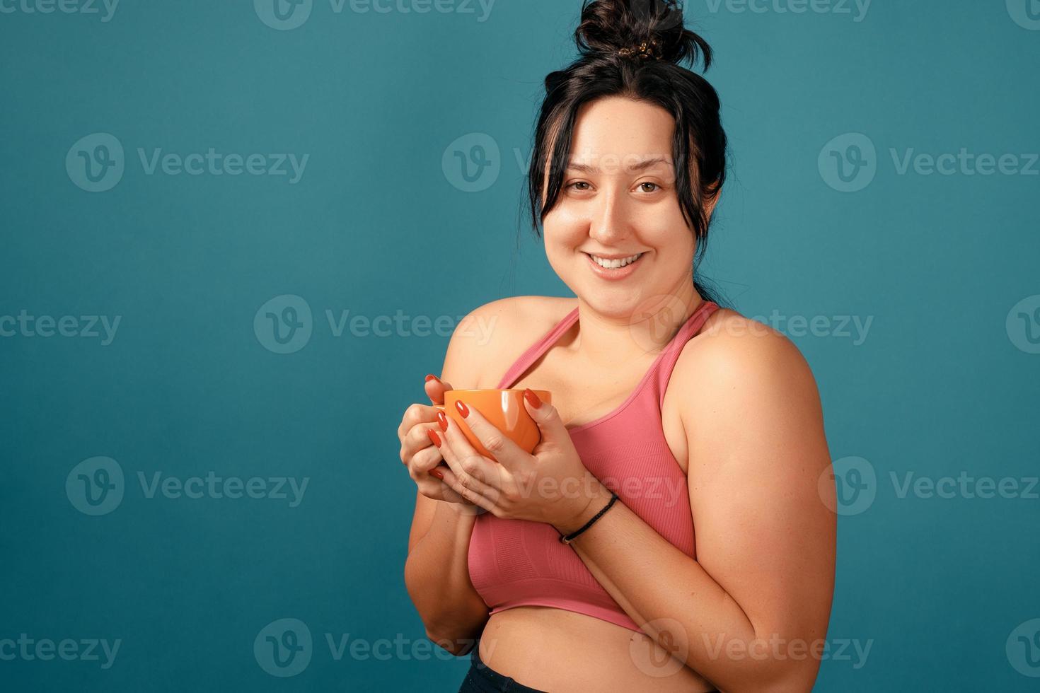 gelukkige plus size positieve vrouw in studio foto