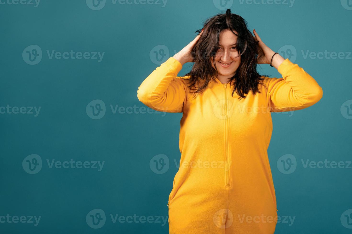 gelukkige plus size positieve vrouw in studio foto