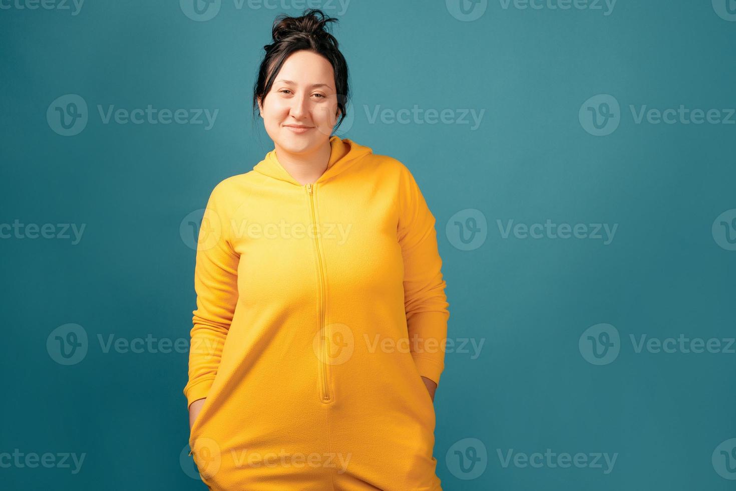 gelukkige plus size positieve vrouw in studio foto