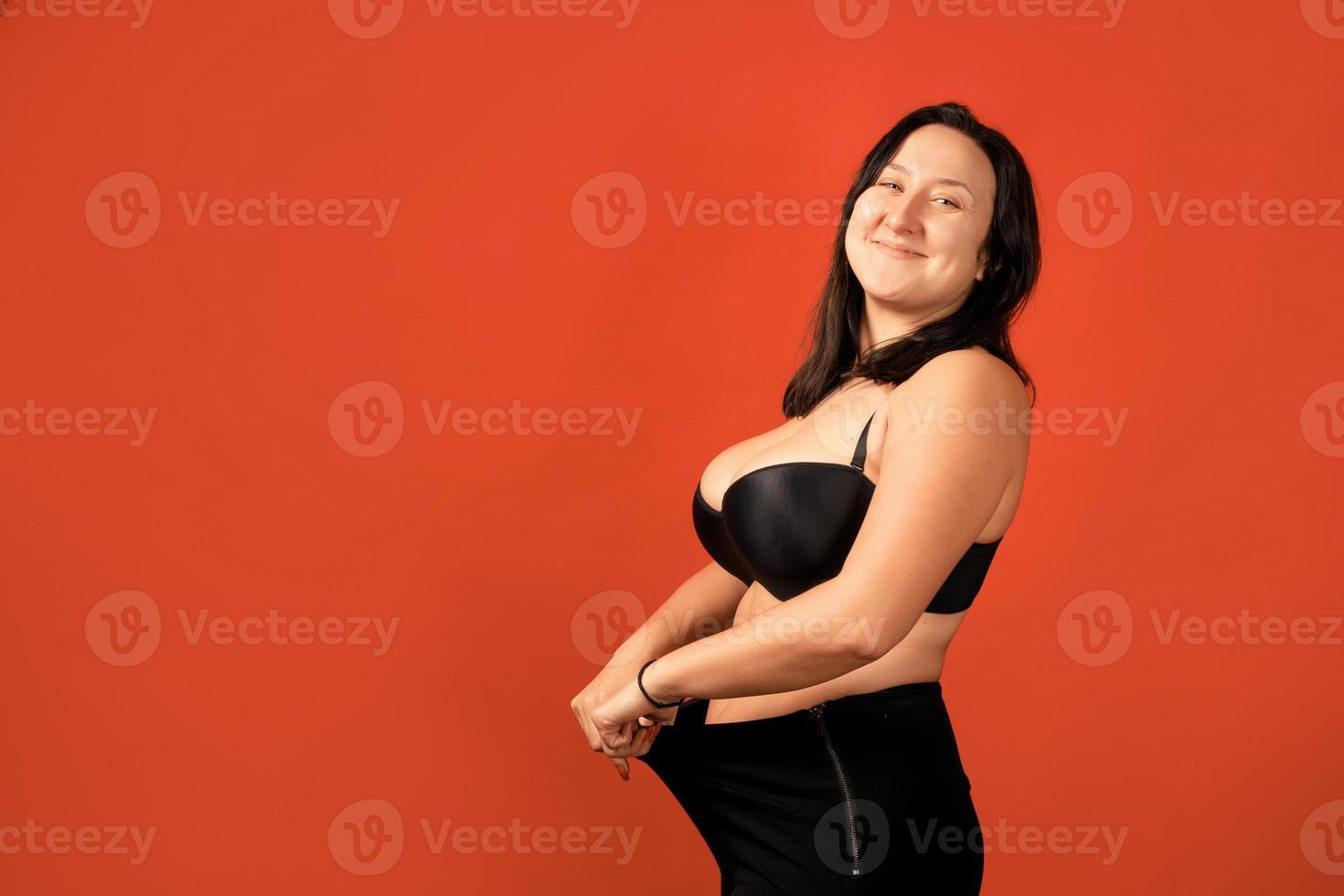 gelukkige plus size positieve vrouw in studio foto