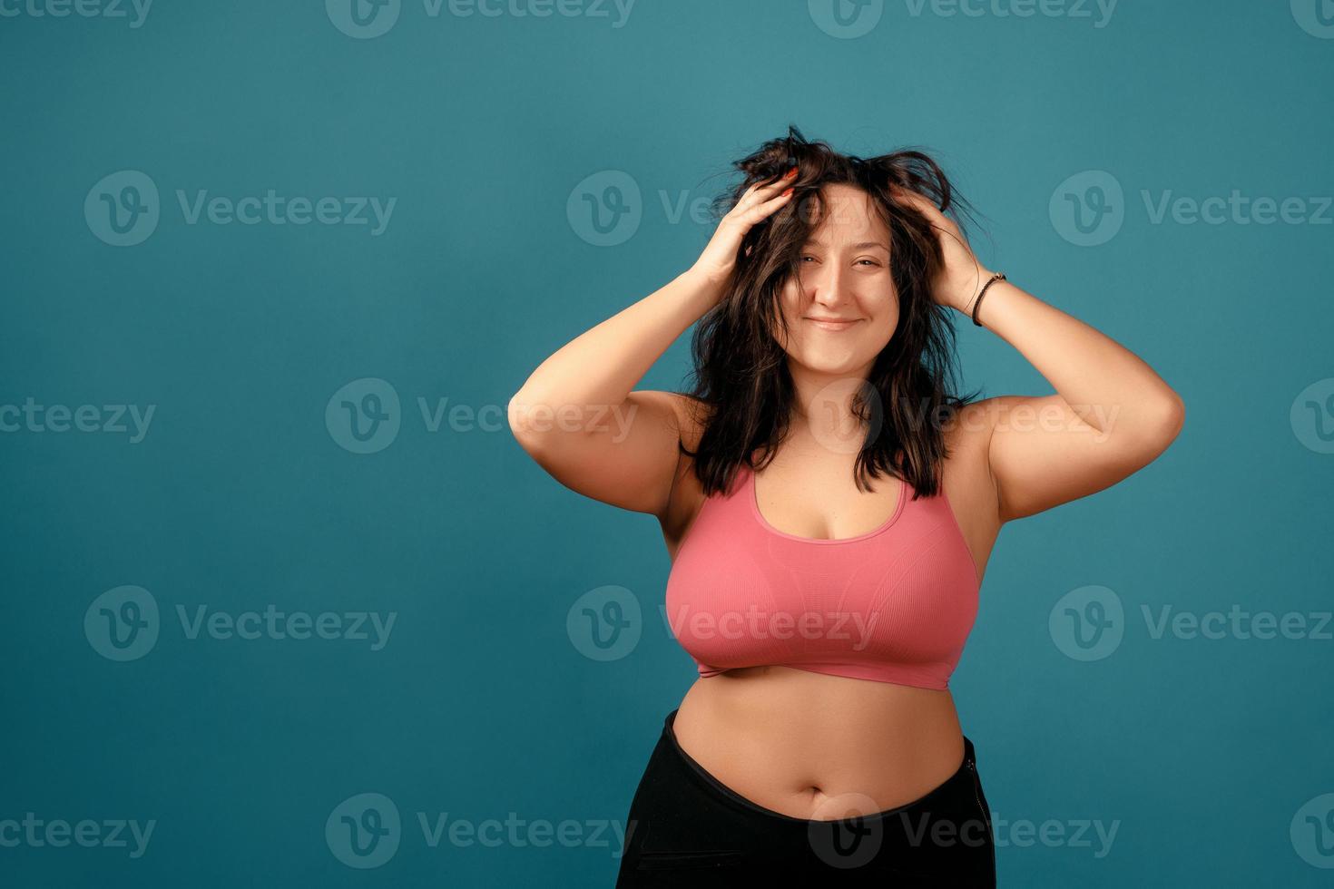 gelukkige plus size positieve vrouw in studio foto