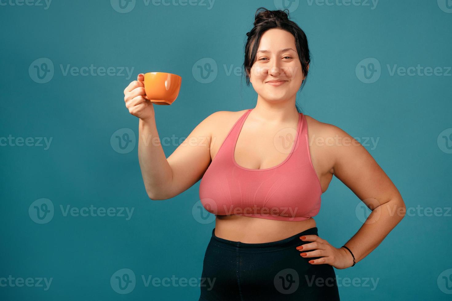 gelukkige plus size positieve vrouw met cup foto