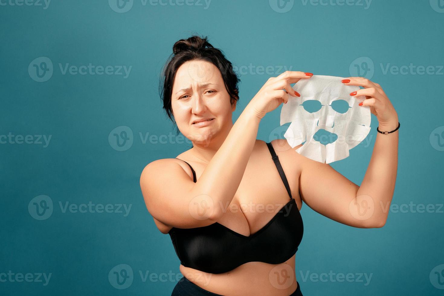 gelukkig plus size meisje doet volledige split. huidsverzorging foto