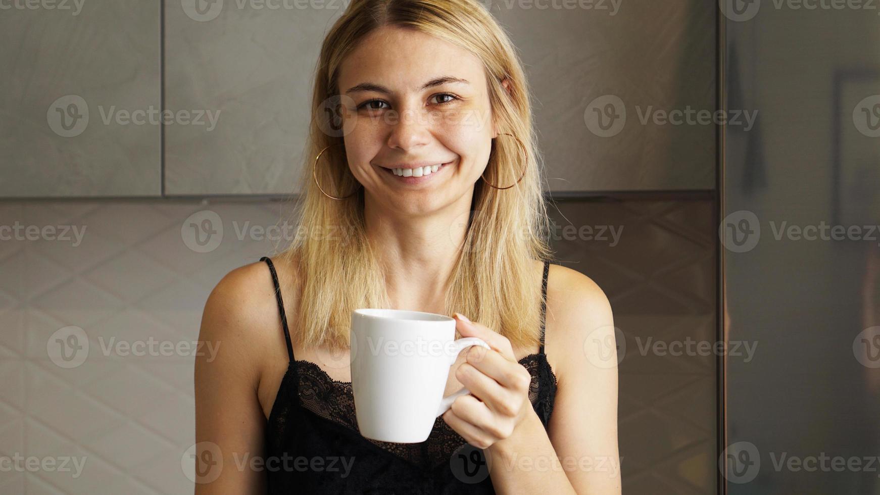 jonge aantrekkelijke vrouw met een kopje koffie foto