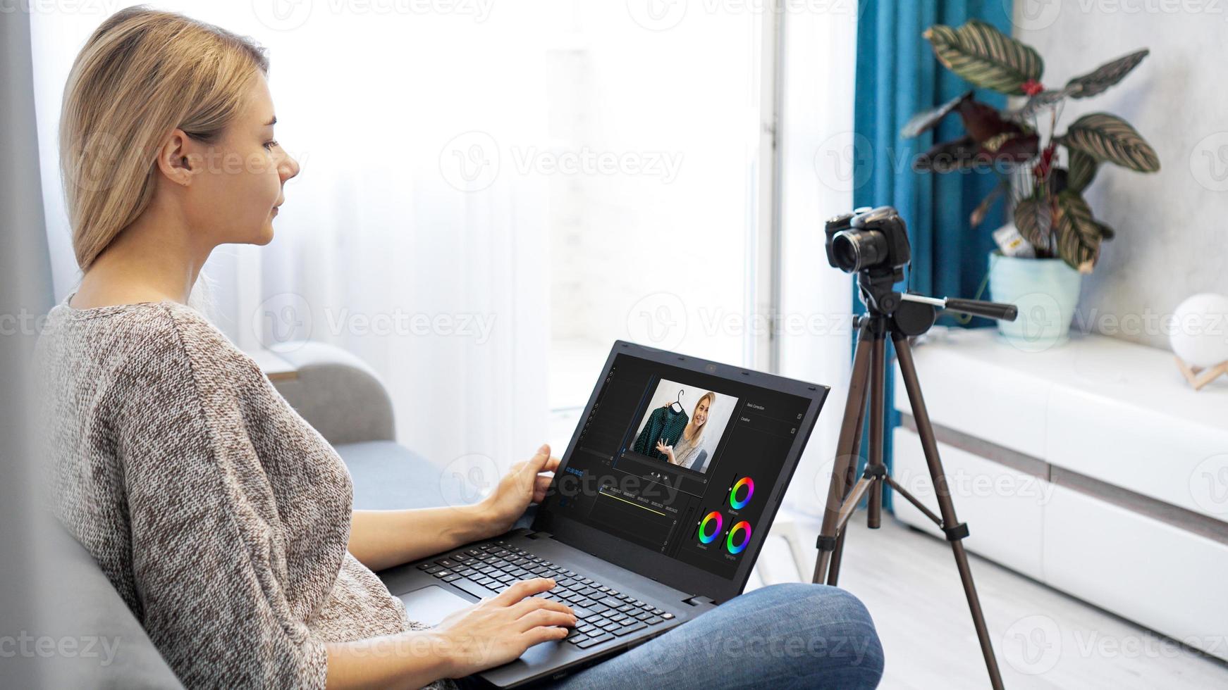 vrouw die video op laptopcomputer bewerkt voor haar vlog foto