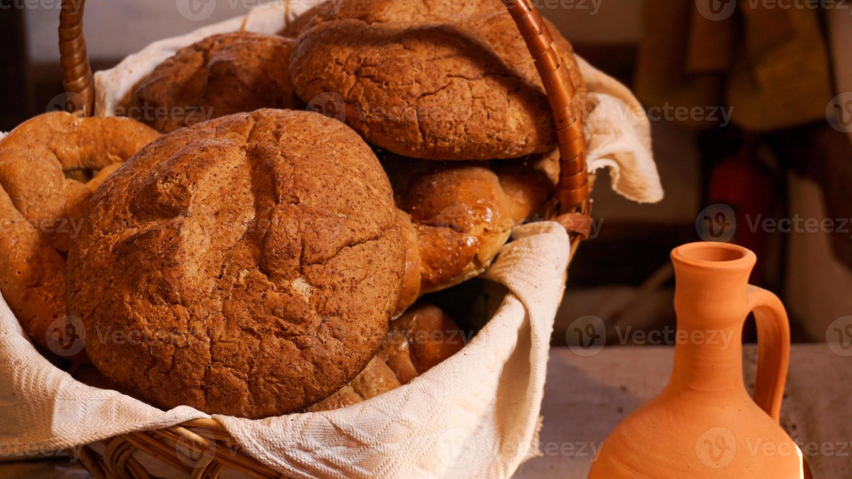 huisgemaakt vers brood in een mand op een houten tafel foto