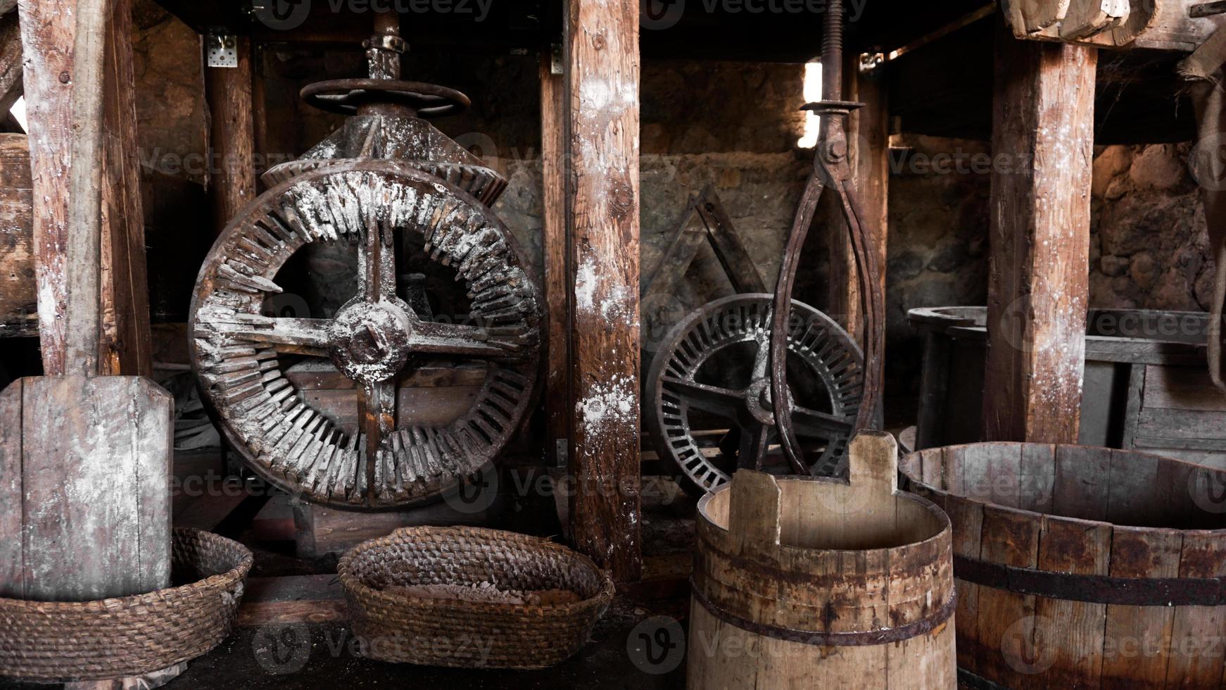 een oude handmolen gemaakt van steen en hout. meel maalapparaat foto