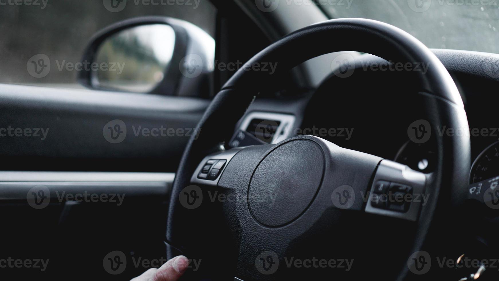 binnenaanzicht van auto met zwarte salon foto