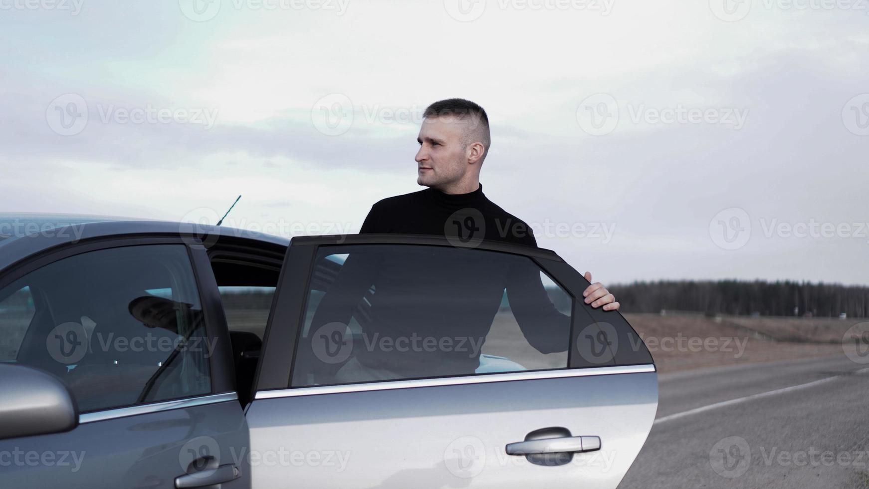 knappe man in de buurt van de auto. luxe leven. foto