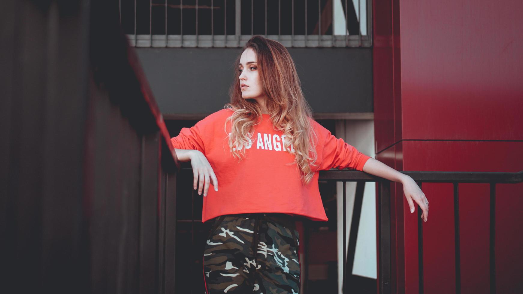 mannequin met rode hoodie met opschrift los angeles foto