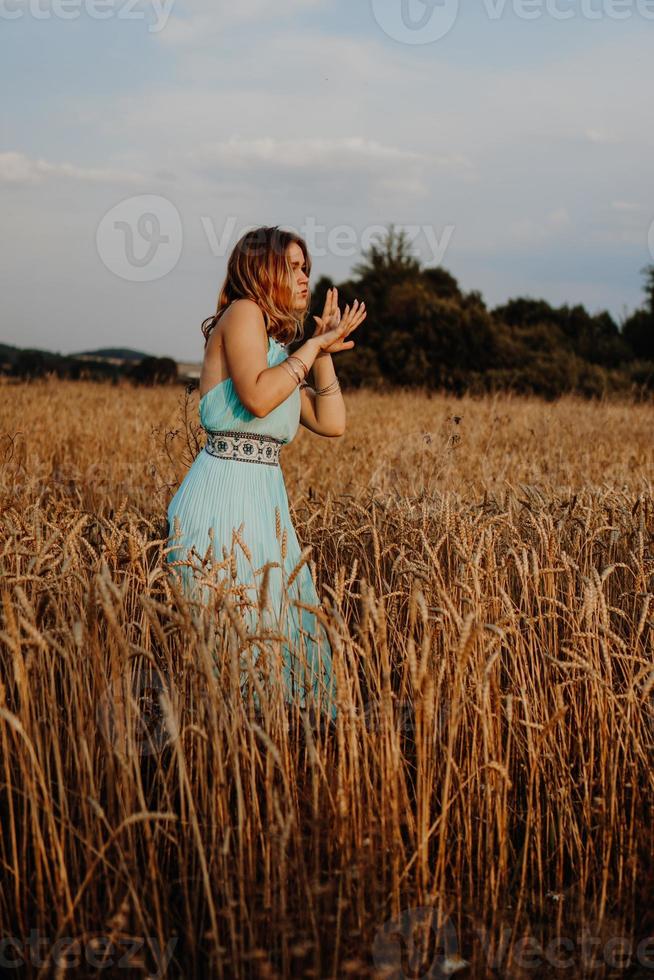 mooie jonge vrouw die in het veld danst foto