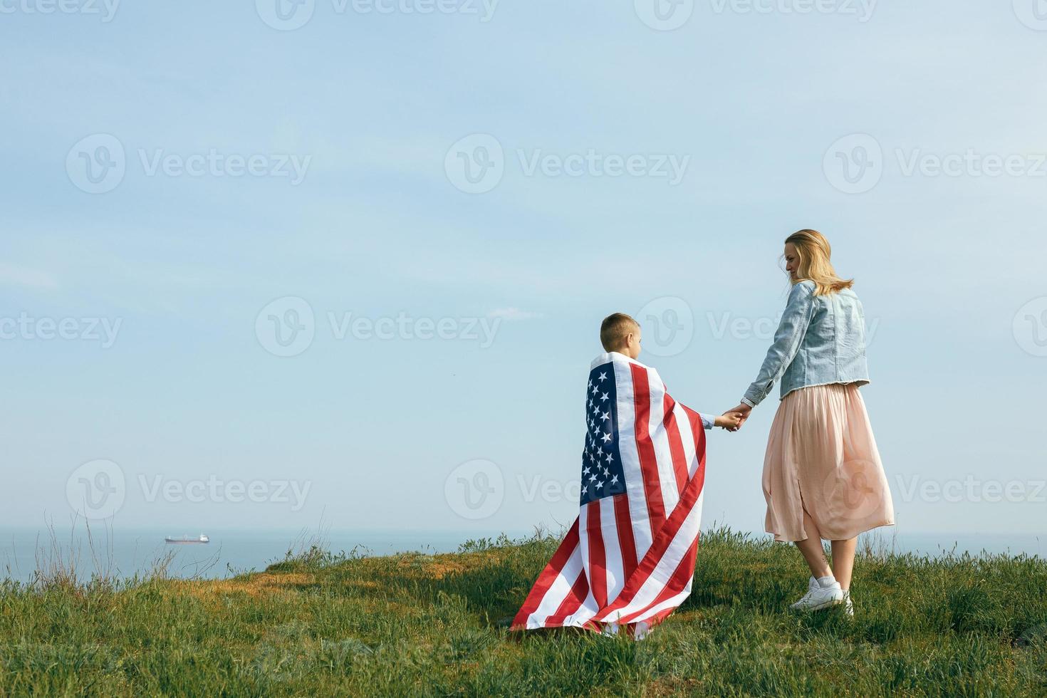 alleenstaande moeder met zoon op onafhankelijkheidsdag van de vs foto