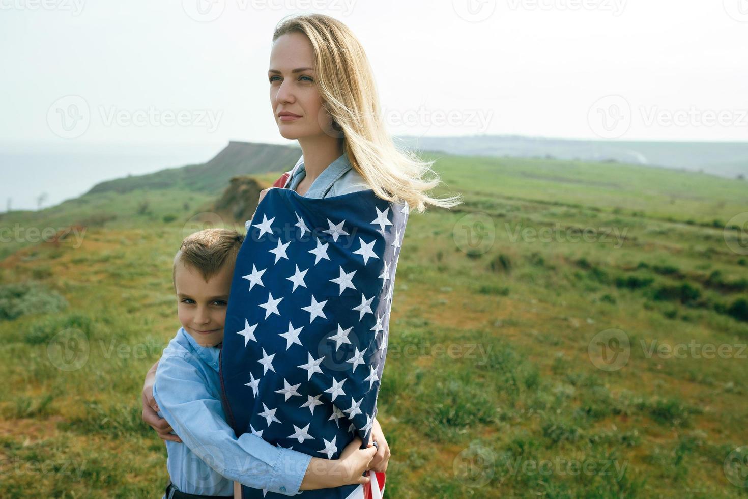alleenstaande moeder met zoon op onafhankelijkheidsdag van de vs foto