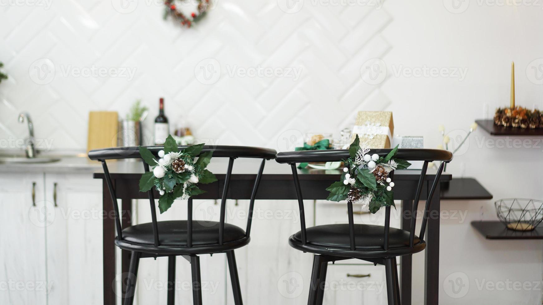 interieur lichte keuken met kerst decor foto